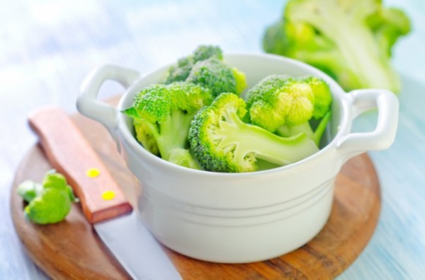 cut-calories-with-these-foods-8-foods-under-40-calories-broccoli-600x396