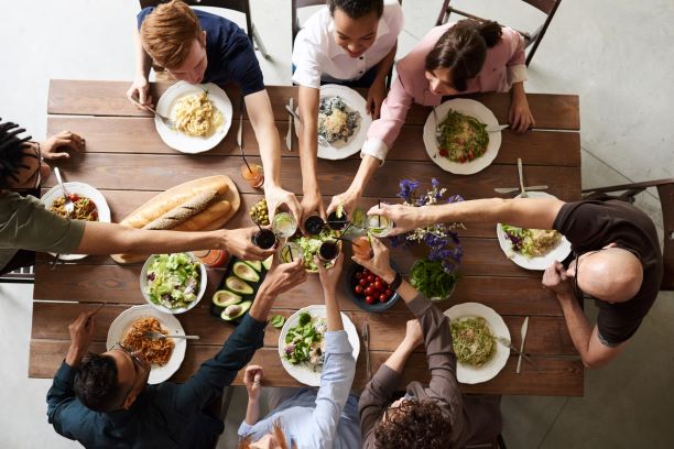 eating with friends-1
