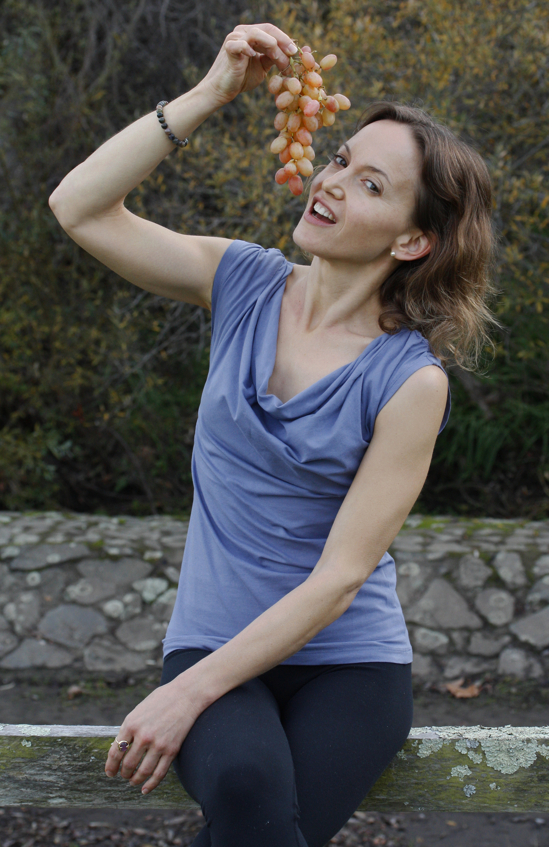 Alexandra with grapes_2014_ES