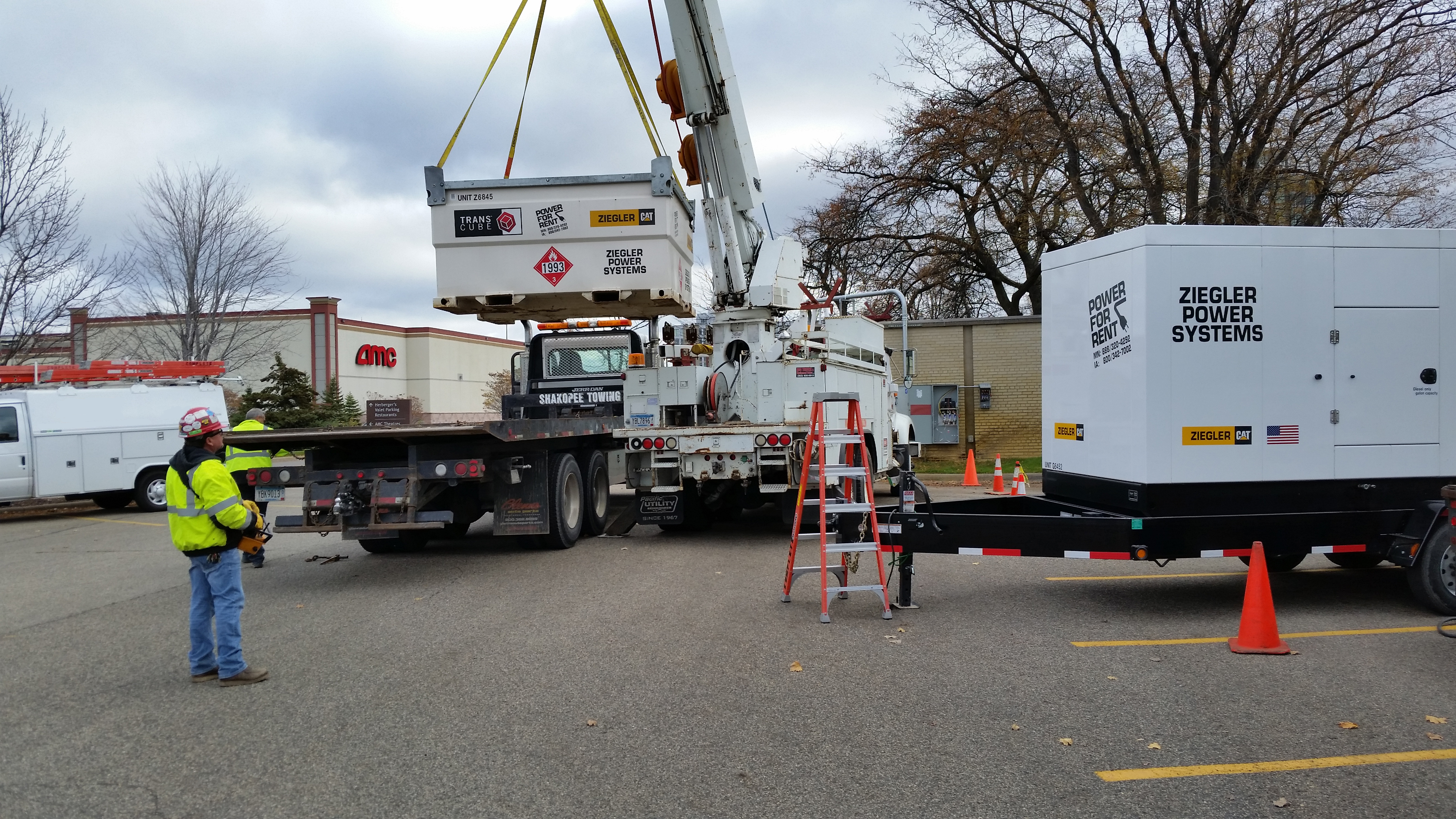 lifting-gang-box-with-boom-truck_copy