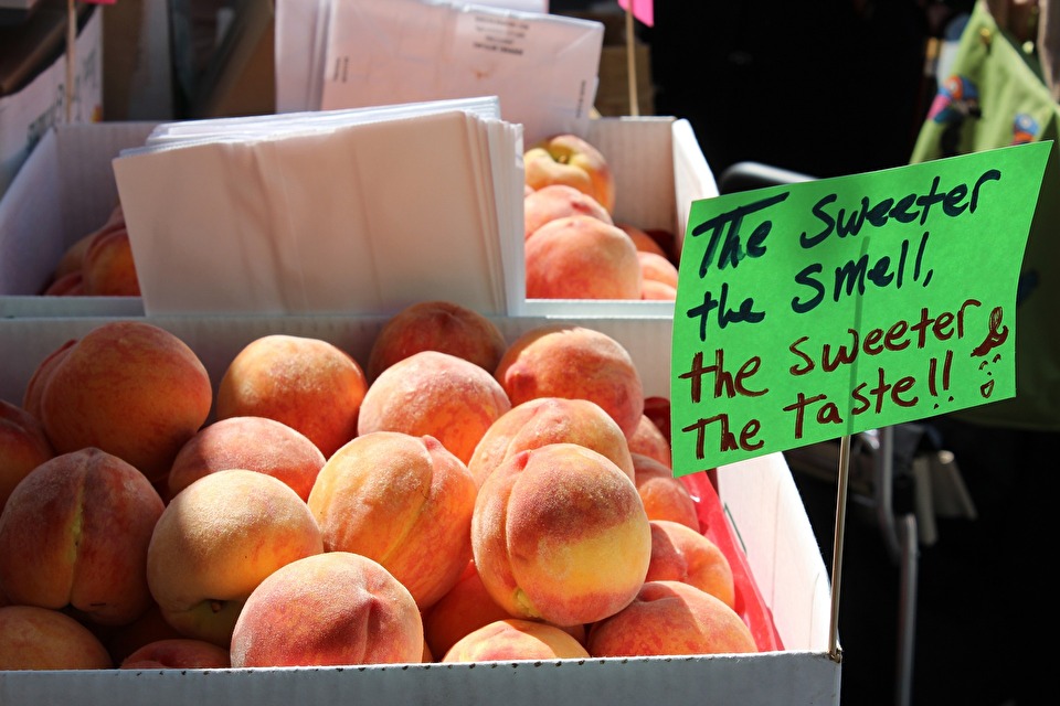 peaches farmers market pixabay