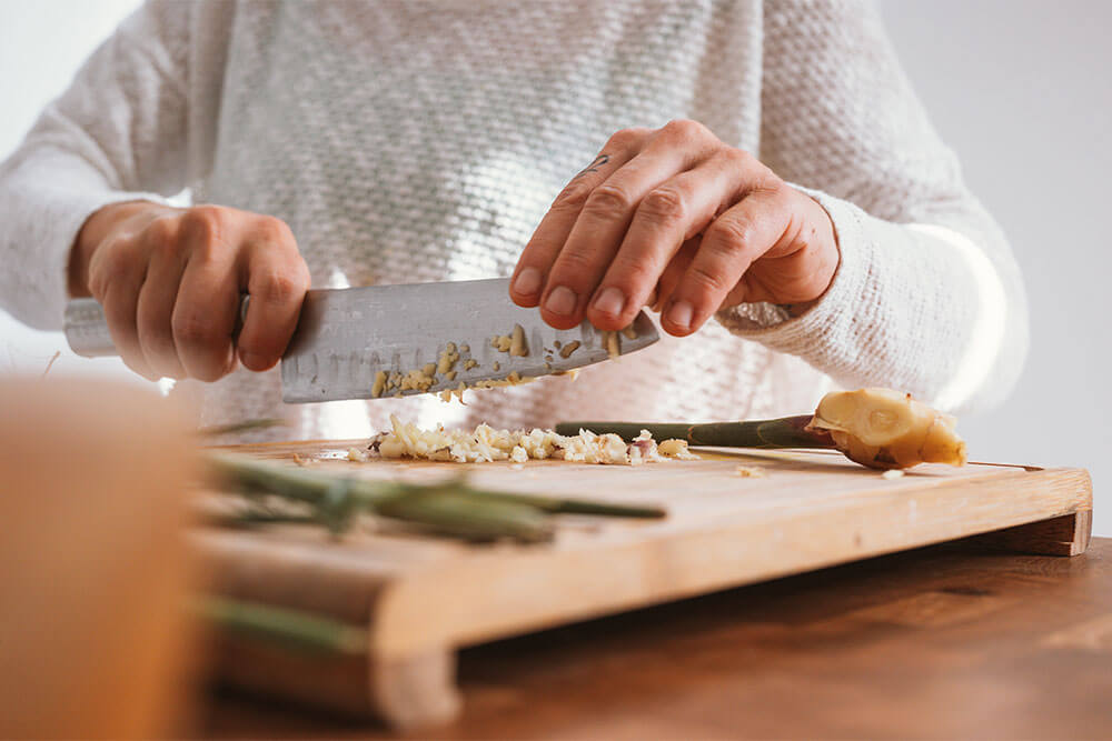 woman-cutting-ginger