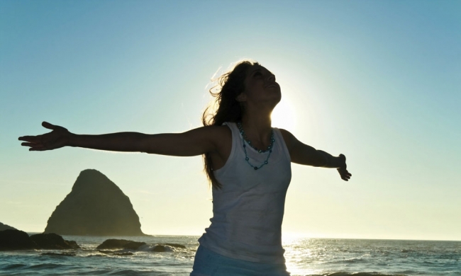 woman_beach_arms_293
