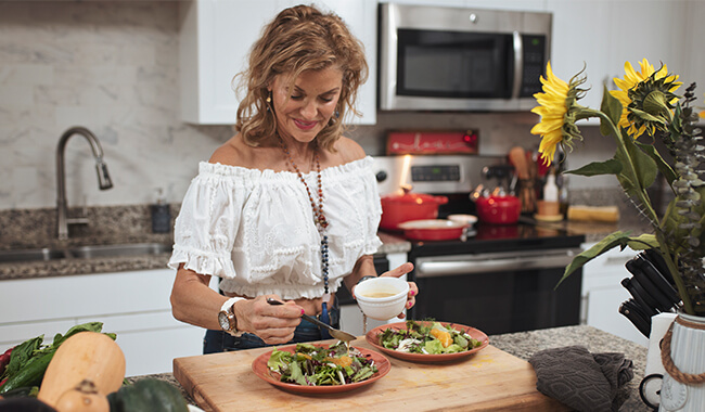 pouring-dressing-on-salad