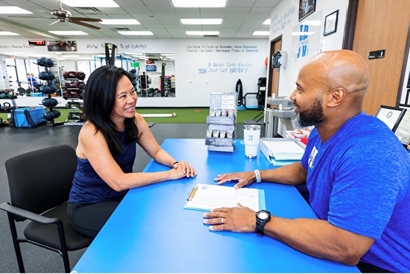 Personal Trainer with client