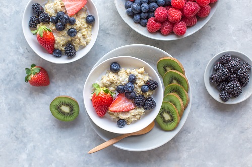 oatmeal with fruit - satiety index - breakfast food - healthy eating