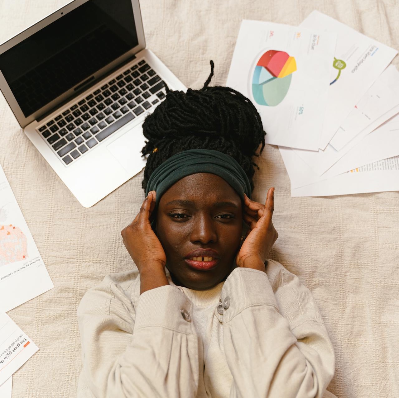 Migraine bed computer woman