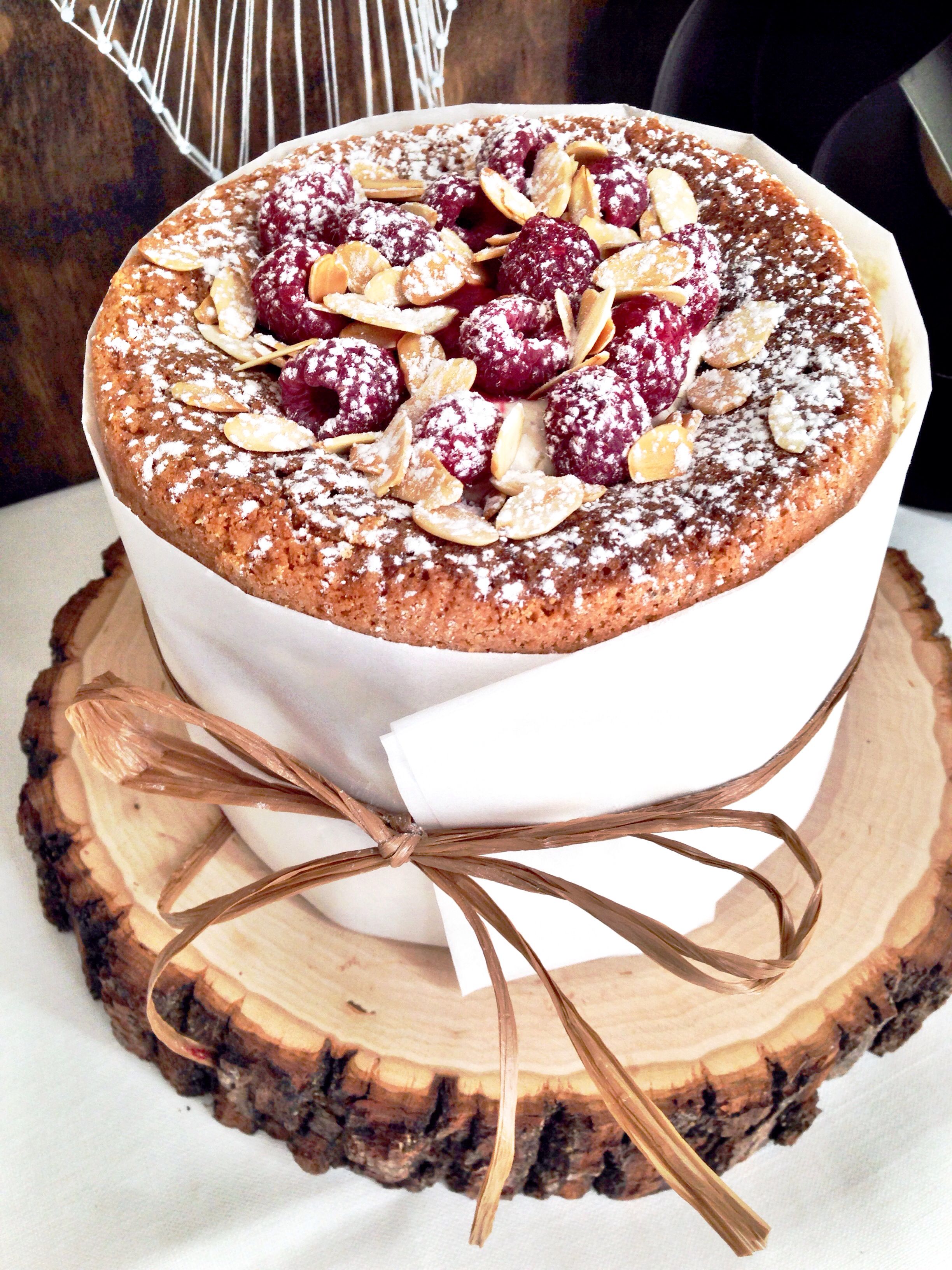 almond cake raspberry