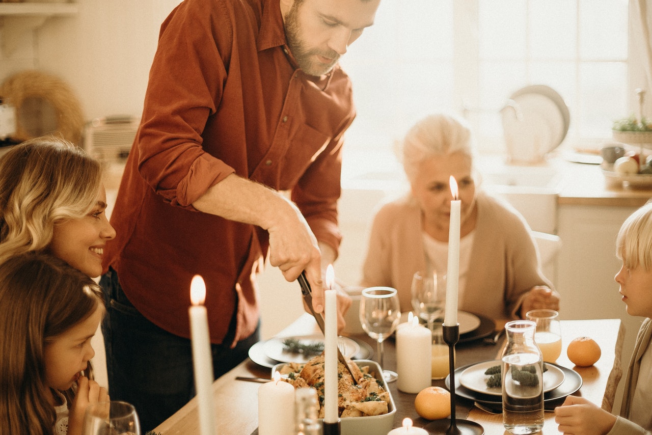 selective-focus-photography-of-man-preparing-food-beside-3171151 (2)
