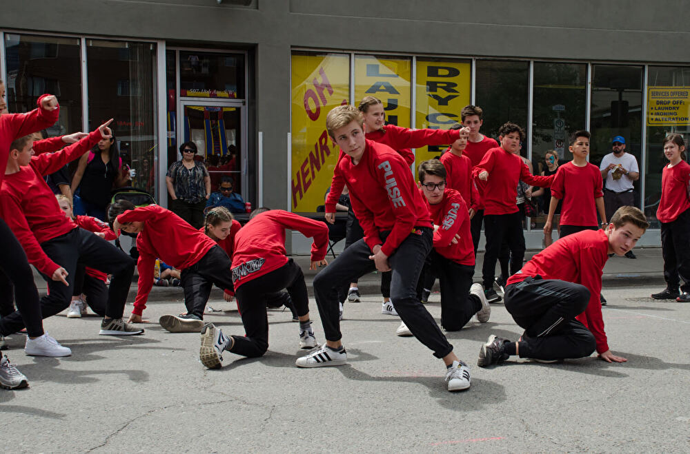 teen street dance performers