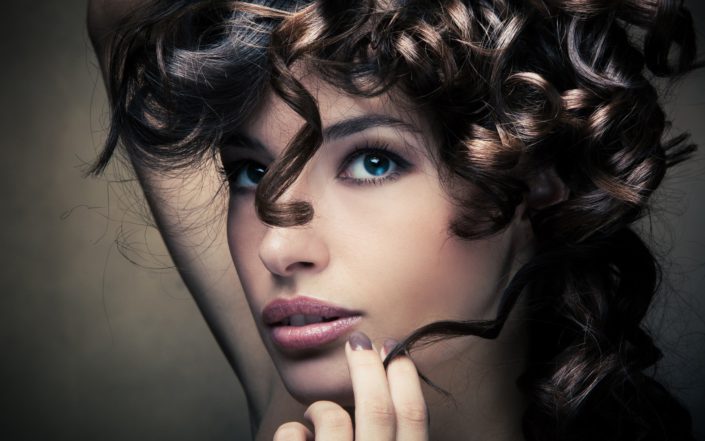Model with curly hair