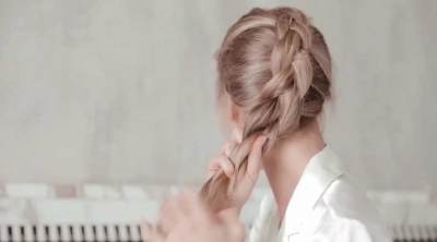 woman doing hair braid