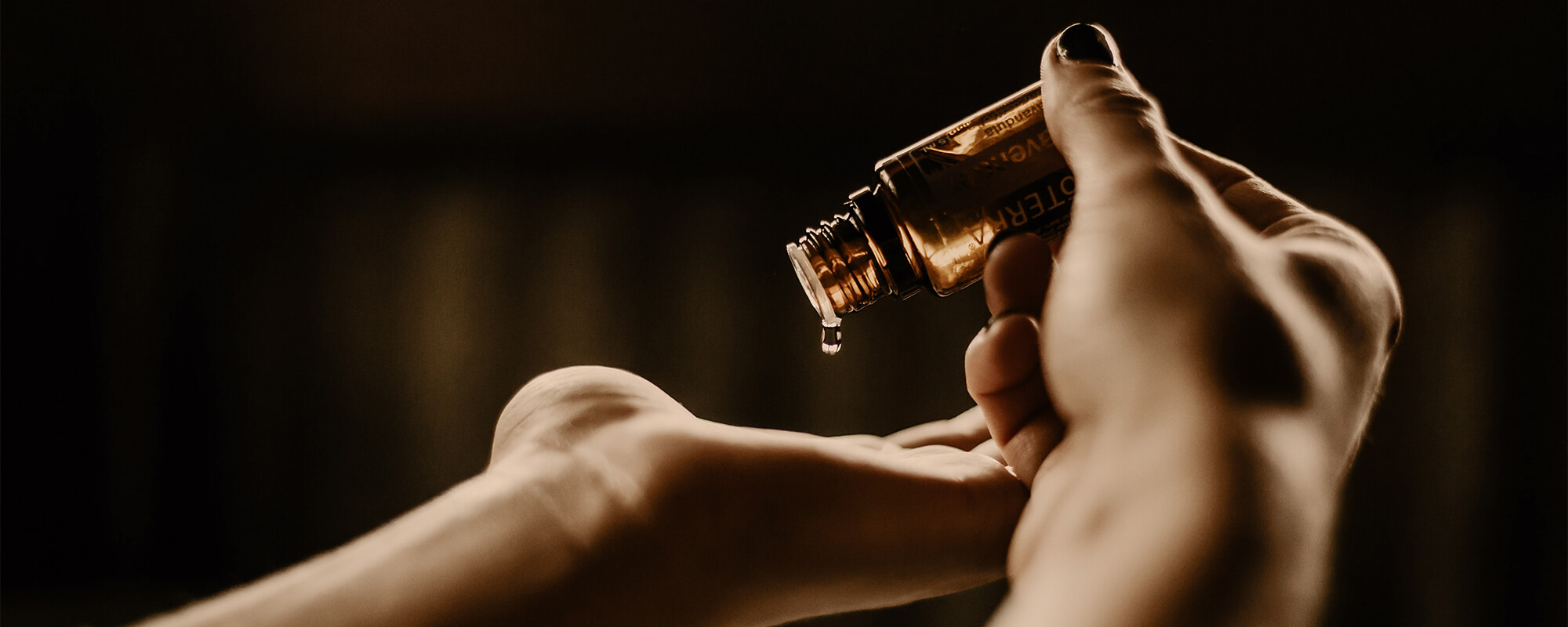 pouring-essential-oil-in-palm