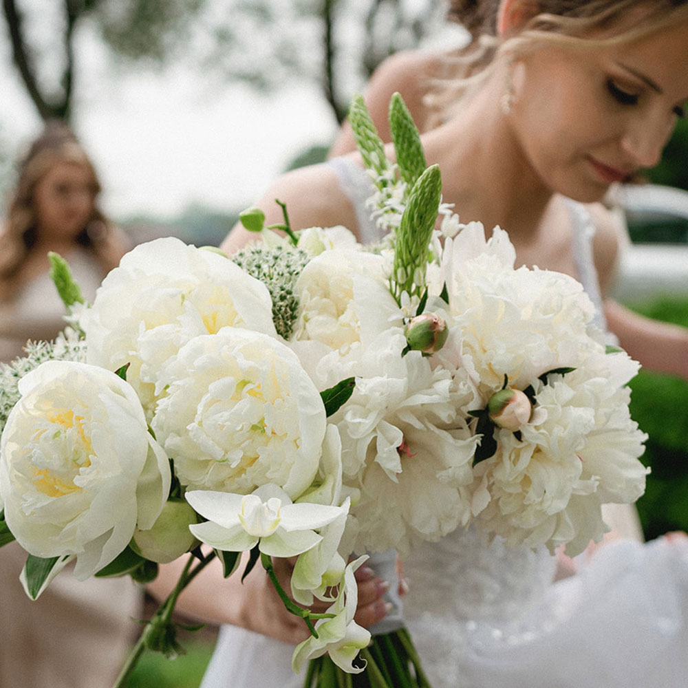 the-foundry-sq-bride-outside