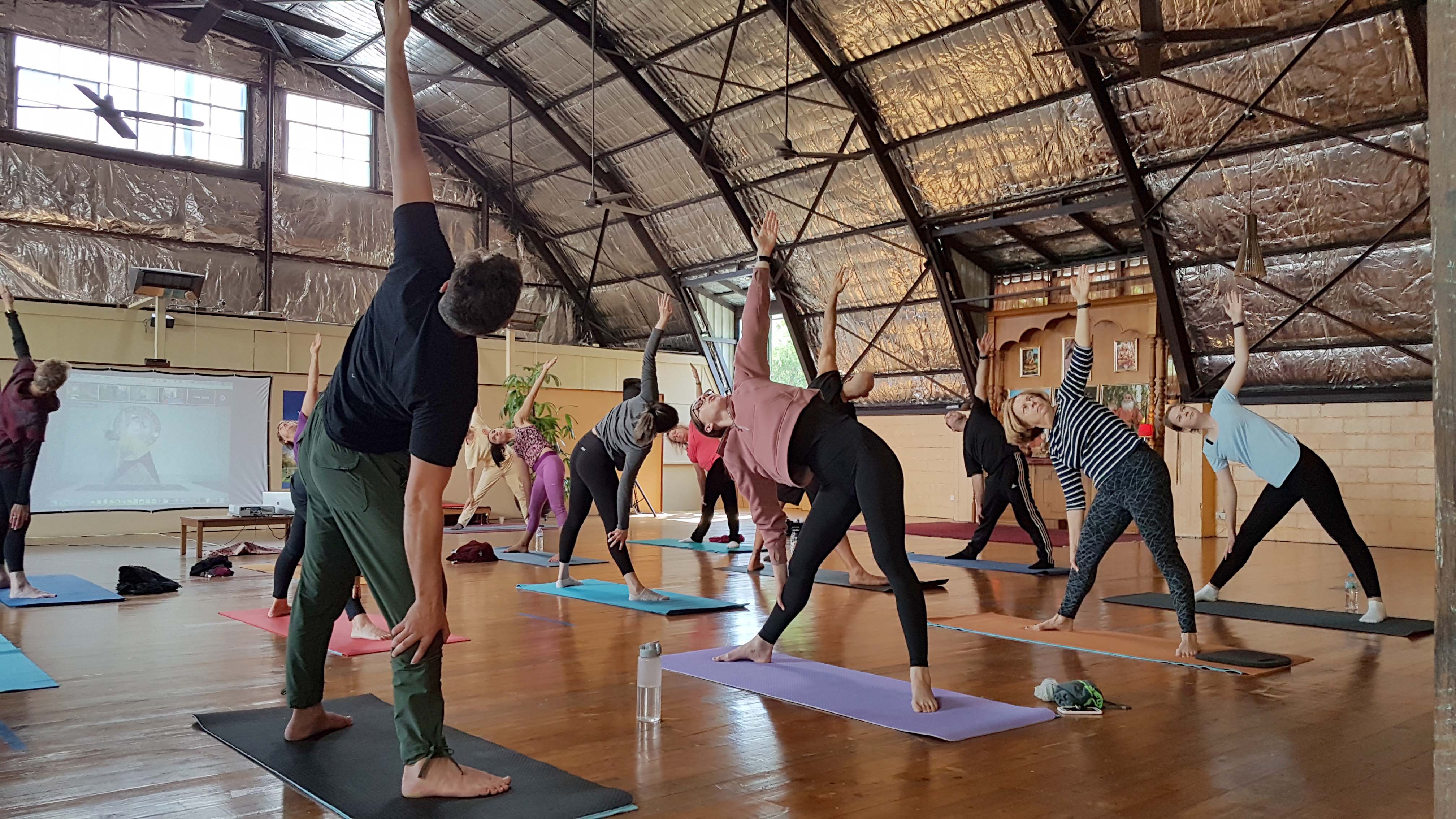 IDY2021-trikonasana