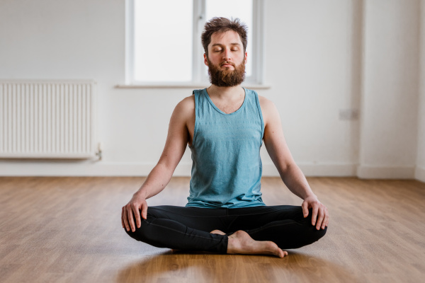 What clothes should I wear while practising yoga?